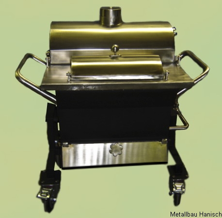 kleiner Kammergrill mit Abdeckhaube