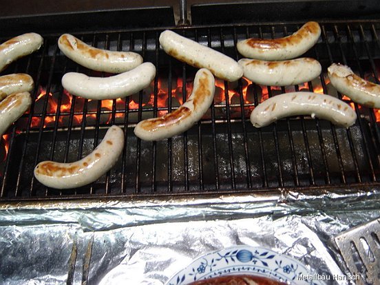 Blick in den Glutbereich bzw. Fettauffangbereich beim Grillen