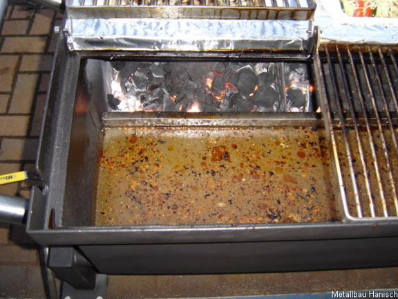 Blick in den Glutbereich bzw. Tettauffangbereich beim Grillen