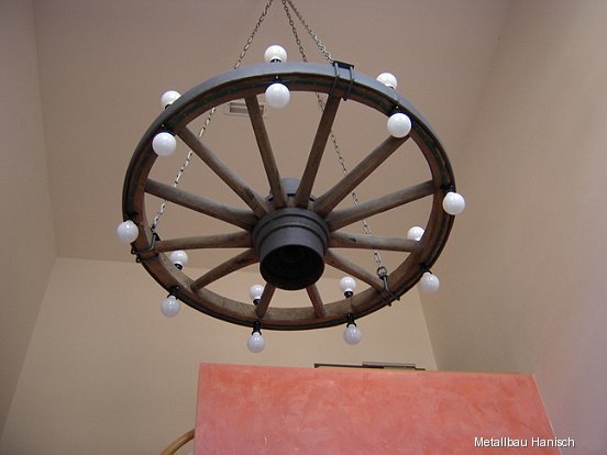 Wagenrad mit Kette als Lampe umgebaut(Wagenrad vom Kunden geliefert)