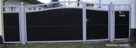 Drehflügeltor mit Tür