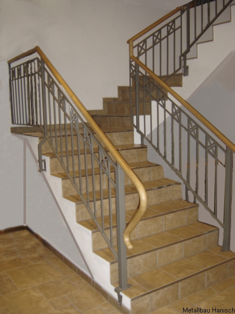 Treppengeländer mit Holzhandlauf