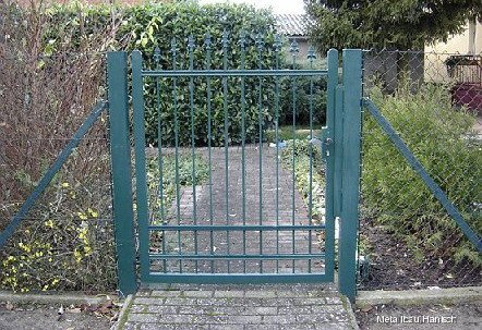 Maschendrahtzaun mit Drehflügeltür